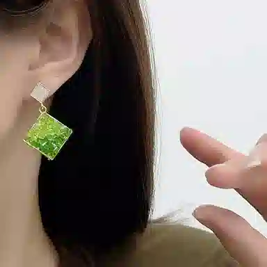 925