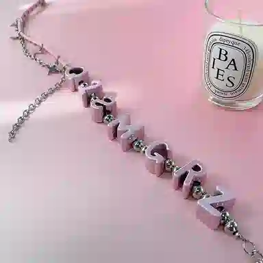 尚先生 多巴胺 千禧辣妹 搭配 字母 高级感 流苏锁骨链荧光粉色 皮革 项链 女款