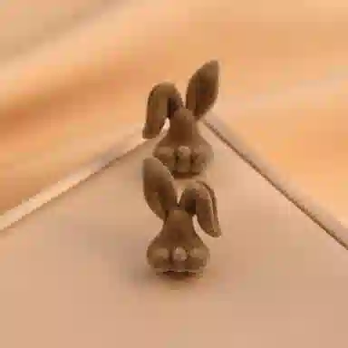 925