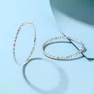 925