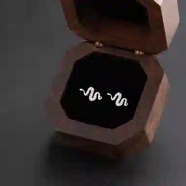 925