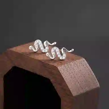 925