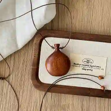 【高品质】 色菲尔 小巧酒壶木质吊坠 复古新中式国风森系民族风时尚通勤日常百搭毛衣链 鸡翅木 项链 男女同款情侣款