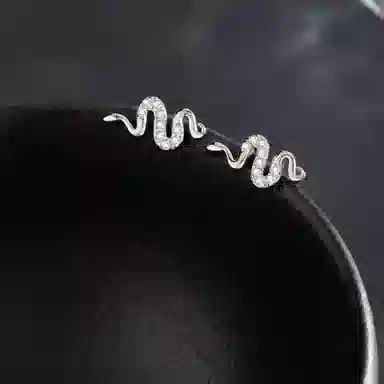 925