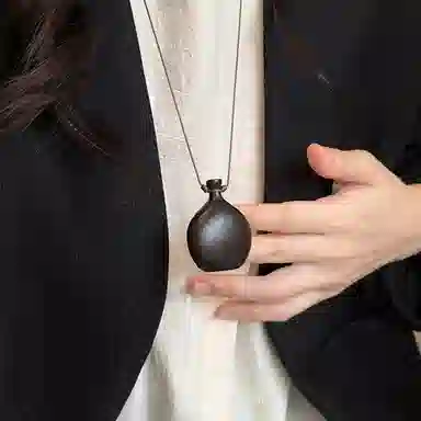 【高品质】 色菲尔 小巧酒壶木质吊坠 复古新中式国风森系民族风时尚通勤日常百搭毛衣链 鸡翅木 项链 男女同款情侣款