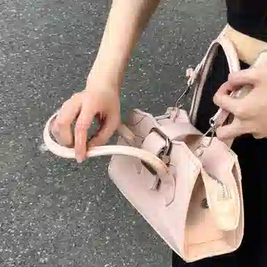 爱尔绅特 高级感通勤小众设计少女 人造革 手提包 常规 女 粉色/黑色