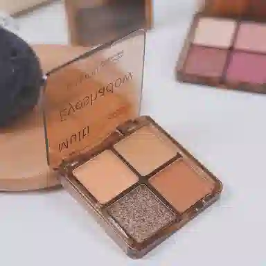 丽洁悠 四色眼影盘清冷舞台妆 亮泽修饰轮廓提亮肤色