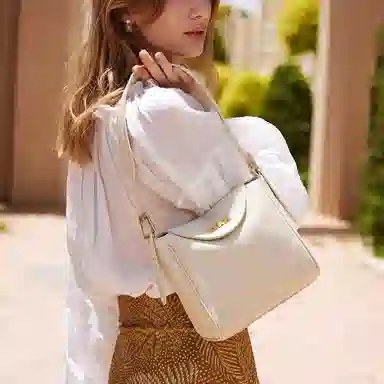 ELLE HOBO
