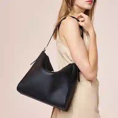 ELLE HOBO