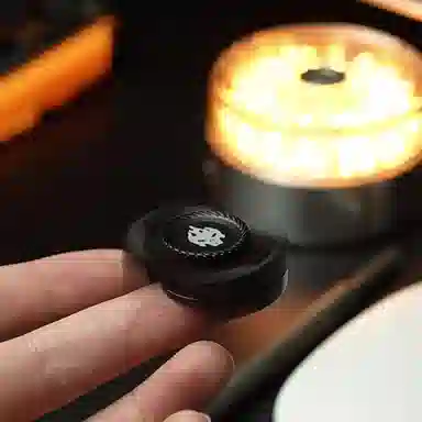 一点潮玩 按压金属旋转发光手指 解压玩具 指尖陀螺