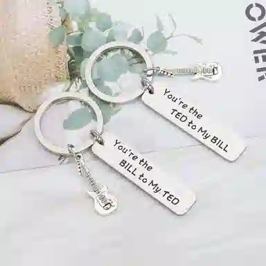 一点潮玩 不锈钢吉他 创意挂牌 小众钥匙链包包钥匙扣 谷圈挂件