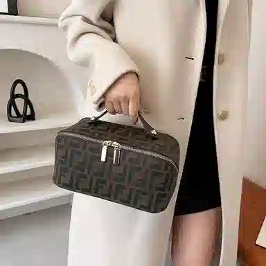 馨枕居 手提高级感字母印花化妆包