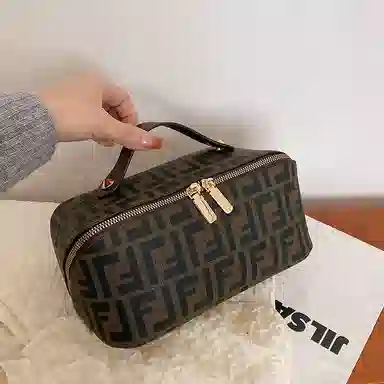 馨枕居 手提高级感字母印花化妆包