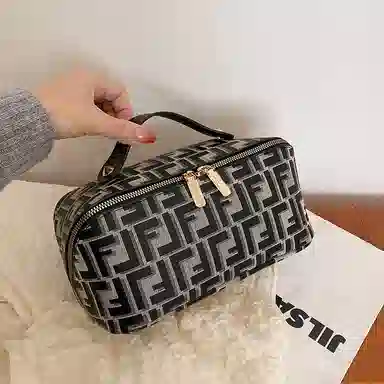 馨枕居 手提高级感字母印花化妆包