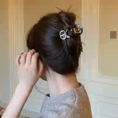 芒果饰品 秋冬时髦金标字母气质抓夹大号盘发鲨鱼夹高级感洋气发卡夹子#好运 树脂 发夹 女款