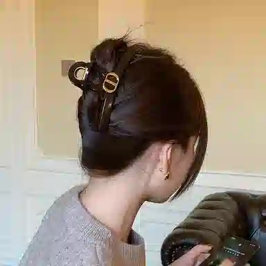 芒果饰品 秋冬时髦金标字母气质抓夹大号盘发鲨鱼夹高级感洋气发卡夹子#好运 树脂 发夹 女款