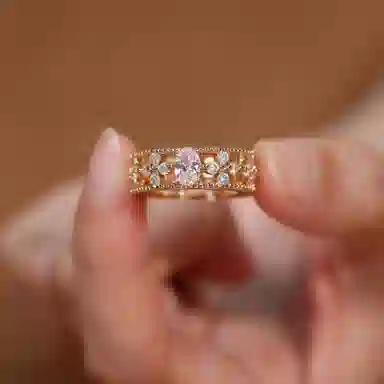 金杰福 四叶草圈戒樱花粉湖绿色时尚钻戒时尚设计款 培育钻石 戒指 女款