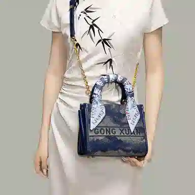 宫选 小众设计牛皮革 潮流菱格晕染立体刺绣手提包 质感链条单肩包斜挎包 女款 蓝天白云