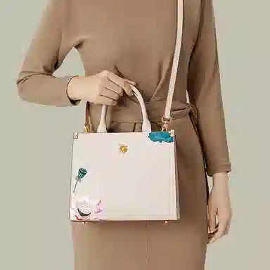 宫选 荷花系列 新潮古风复古香风 简约玉佩挂件 荷花莲花刺绣 山水庭院 牛皮 单肩斜挎手提包 小号 女款 荷塘月色