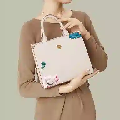 宫选 荷花系列 新潮古风复古香风 简约玉佩挂件 荷花莲花刺绣 山水庭院 牛皮 单肩斜挎手提包 小号 女款 荷塘月色