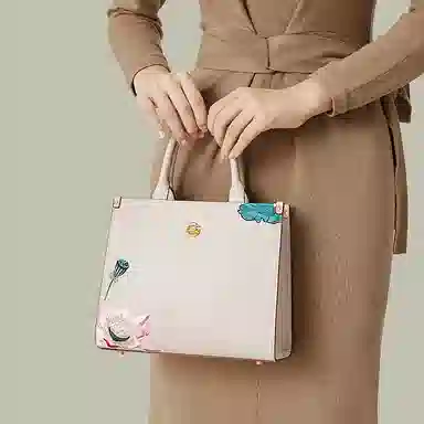 宫选 荷花系列 新潮古风复古香风 简约玉佩挂件 荷花莲花刺绣 山水庭院 牛皮 单肩斜挎手提包 小号 女款 荷塘月色