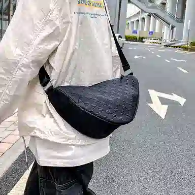 尼格尔 韩版棋盘格休闲饺子包运动机车包通勤超纤压纹面料单肩斜挎包 男女同款 多色