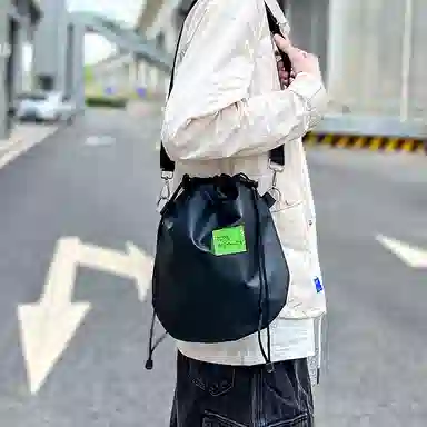 尼格尔 潮流抽绳超纤尼龙水桶包单肩斜挎包 男女同款 多色