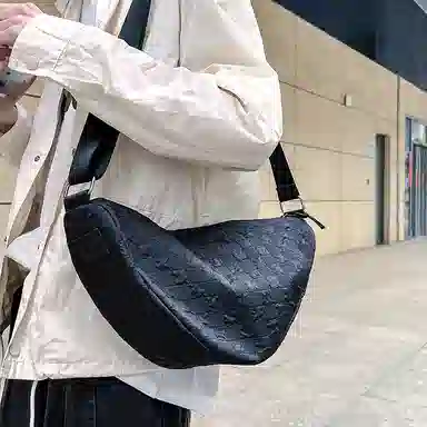 尼格尔 韩版棋盘格休闲饺子包运动机车包通勤超纤压纹面料单肩斜挎包 男女同款 多色