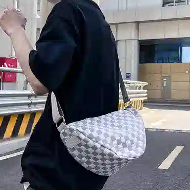 尼格尔 韩版棋盘格休闲饺子包运动机车包通勤超纤压纹面料单肩斜挎包 男女同款 多色