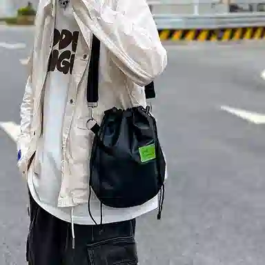 尼格尔 潮流抽绳超纤尼龙水桶包单肩斜挎包 男女同款 多色