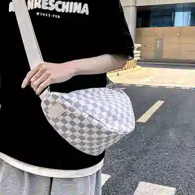 尼格尔 韩版棋盘格休闲饺子包运动机车包通勤超纤压纹面料单肩斜挎包 男女同款 多色