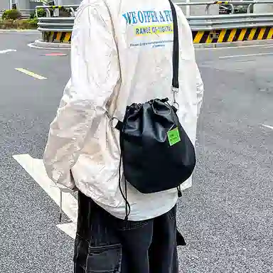 尼格尔 潮流抽绳超纤尼龙水桶包单肩斜挎包 男女同款 多色