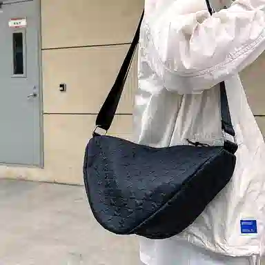 尼格尔 韩版棋盘格休闲饺子包运动机车包通勤超纤压纹面料单肩斜挎包 男女同款 多色