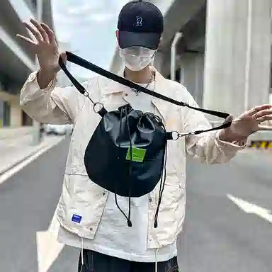 尼格尔 潮流抽绳超纤尼龙水桶包单肩斜挎包 男女同款 多色