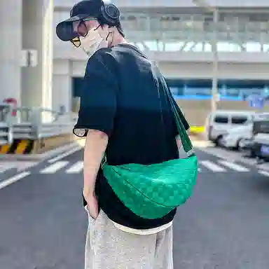 尼格尔 韩版棋盘格休闲饺子包运动机车包通勤超纤压纹面料单肩斜挎包 男女同款 多色