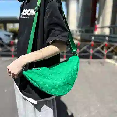 尼格尔 韩版棋盘格休闲饺子包运动机车包通勤超纤压纹面料单肩斜挎包 男女同款 多色