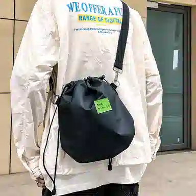 尼格尔 潮流抽绳超纤尼龙水桶包单肩斜挎包 男女同款 多色