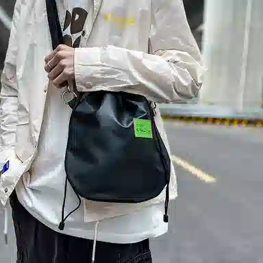 尼格尔 潮流抽绳超纤尼龙水桶包单肩斜挎包 男女同款 多色