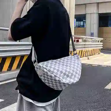 尼格尔 韩版棋盘格休闲饺子包运动机车包通勤超纤压纹面料单肩斜挎包 男女同款 多色