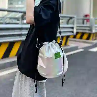 尼格尔 潮流抽绳超纤尼龙水桶包单肩斜挎包 男女同款 多色