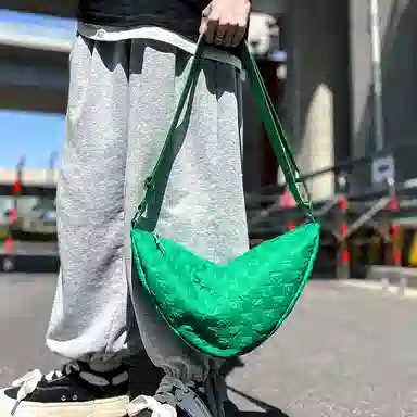 尼格尔 韩版棋盘格休闲饺子包运动机车包通勤超纤压纹面料单肩斜挎包 男女同款 多色