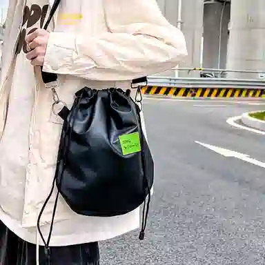 尼格尔 潮流抽绳超纤尼龙水桶包单肩斜挎包 男女同款 多色