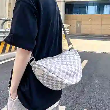 尼格尔 韩版棋盘格休闲饺子包运动机车包通勤超纤压纹面料单肩斜挎包 男女同款 多色