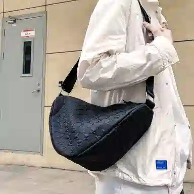 尼格尔 韩版棋盘格休闲饺子包运动机车包通勤超纤压纹面料单肩斜挎包 男女同款 多色