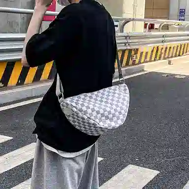 尼格尔 韩版棋盘格休闲饺子包运动机车包通勤超纤压纹面料单肩斜挎包 男女同款 多色