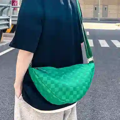 尼格尔 韩版棋盘格休闲饺子包运动机车包通勤超纤压纹面料单肩斜挎包 男女同款 多色