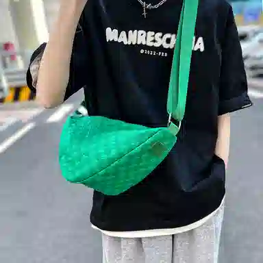 尼格尔 韩版棋盘格休闲饺子包运动机车包通勤超纤压纹面料单肩斜挎包 男女同款 多色