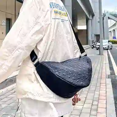 尼格尔 韩版棋盘格休闲饺子包运动机车包通勤超纤压纹面料单肩斜挎包 男女同款 多色