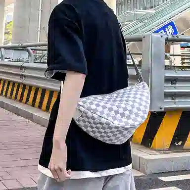 尼格尔 韩版棋盘格休闲饺子包运动机车包通勤超纤压纹面料单肩斜挎包 男女同款 多色