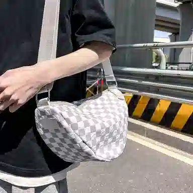 尼格尔 韩版棋盘格休闲饺子包运动机车包通勤超纤压纹面料单肩斜挎包 男女同款 多色